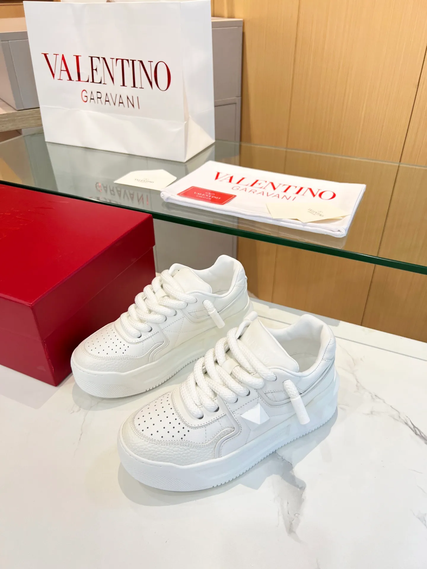 👟👟Ex-factory price 640👟👟 𝑽𝒂𝒍𝒆𝒏𝒕𝒊𝒏𝒐Valentino 𝑶𝒏𝒆𝑺𝒕𝒖𝒅 Couple sneaker series Valentino 2023 new couple sneakers are on sale. The original Z👟👟 was purchased and dismantled at the ex-factory price. Repeated pattern making and modifications. We strive to restore it one to one! Top luxury masterpiece. Signature rivet design. Soft and comfortable genuine sheepskin brings excellent and elegant texture and excellent on-foot comfort. Top purchasing version upper: imported calfskin surface/original oil edge craftsmanship. Lining: water-dyed cowhide lining. Outsole: original development 𝐓𝐏𝐔 two-color combination outsole. Packaging: original configuration complete package. Code number: 34-𝟒𝟓